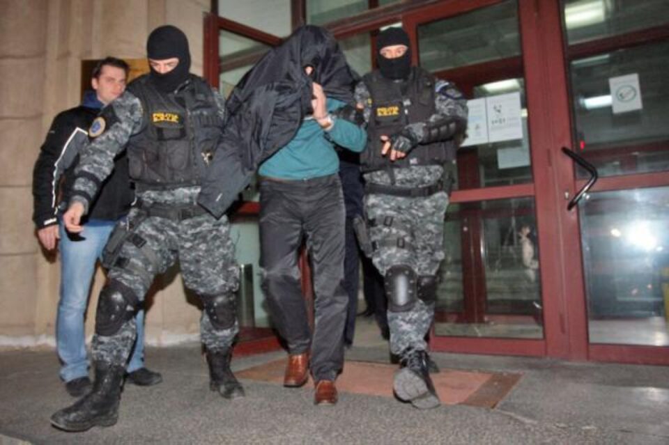 Autorul atacului armat de la Perla va sta în arest încă 30 de zile (foto: mediafax.ro) Autorul atacului armat de la Perla va sta în arest încă 30 de zile (foto: mediafax.ro)