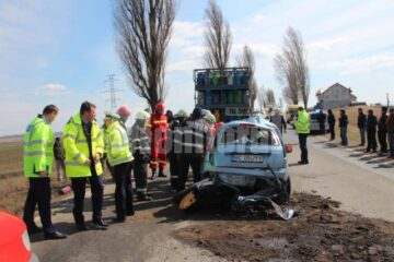 Accident nimicitor între un tir plin cu butelii și un Ford Fiesta