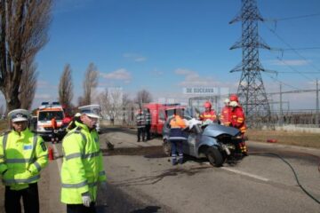 Accident nimicitor între un tir plin cu butelii și un Ford Fiesta