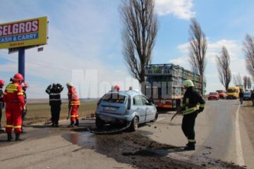 Accident nimicitor între un tir plin cu butelii și un Ford Fiesta