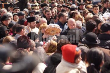 Șeful statului și soția sa au împărțit pomană oamenilor aflați în curtea bisericii Sf. Treime din Burdujeni Sat
