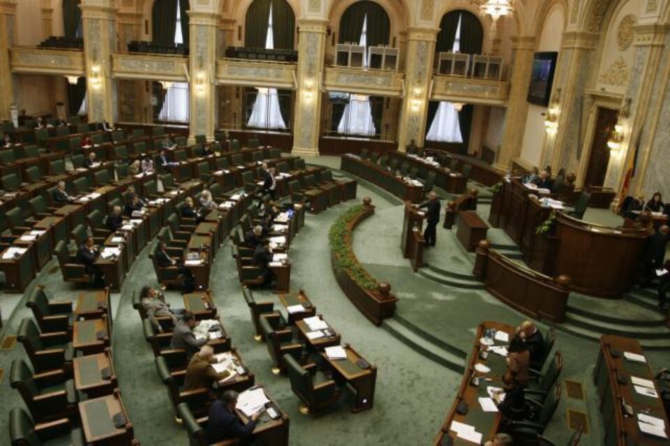 Inițiativă legislativă care prevede posibilitatea ca instanța de judecată să dispună, la cererea victimei, măsura interzicerii de a reveni în locuința familiei pentru agresor, pentru o perioadă de maximum 6 luni