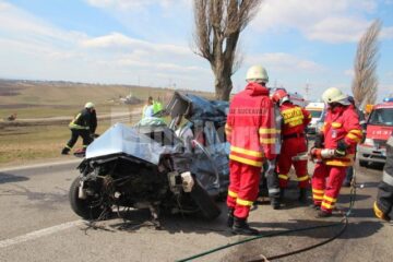 Autoturismul, la volanul căruia se afla o tânără de 25 de ani din Bacău, a fost făcut armonică