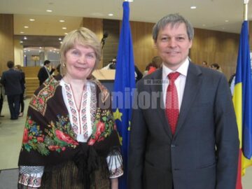Artista Lucia Condrea, alături de comisarul european Dacian Cioloș