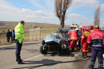 Autoturismul, la volanul căruia se afla o tânără de 25 de ani din Bacău, a fost făcut armonică