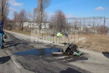 Impactul a fost deosebit de puternic, motorul autoturismului fiind proiectat pe carosabil