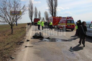Impactul a fost deosebit de puternic, motorul autoturismului fiind proiectat pe carosabil