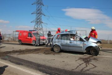 Autoturismul, la volanul căruia se afla o tânără de 25 de ani din Bacău, a fost făcut armonică