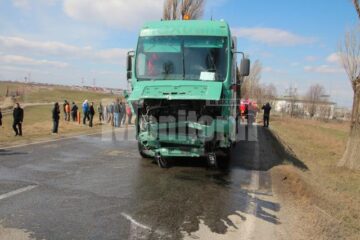 Tirul implicat în accident era condus de un tânăr de 25 de ani din județul Bacău