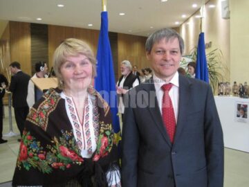 Artista Lucia Condrea, alături de comisarul european Dacian Cioloș
