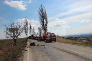 Impactul a fost deosebit de puternic, motorul autoturismului fiind proiectat pe carosabil