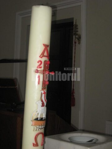 Lumina lui Cristos este simbolizată prin Lumânarea Pascală sau lumânarea de Paște