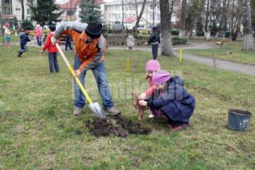 Elevi de clasa a II-a la acțiunea “Plantăm copaci și-i îngrijim”