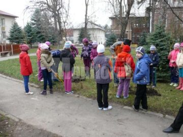 Elevi de clasa a II-a la acțiunea “Plantăm copaci și-i îngrijim”
