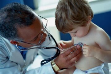 60% dintre părinți dau medicamente copiilor fără a merge în prealabil la un consult medical