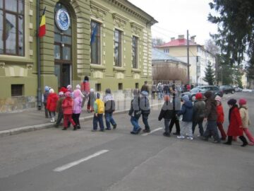 Copiii de la Grădinița „Licurici”, în vizită la primărie și poliție