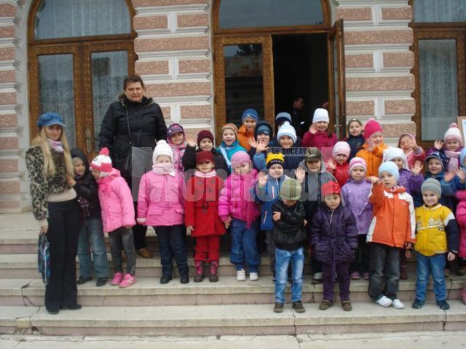 Copiii de la Grădinița „Licurici”, în vizită la primărie și poliție