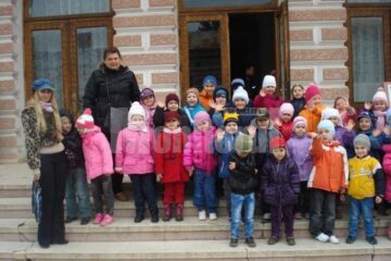 Copiii de la Grădinița „Licurici”, în vizită la primărie și poliție