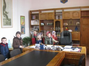 Copiii de la Grădinița „Licurici”, în vizită la primărie și poliție