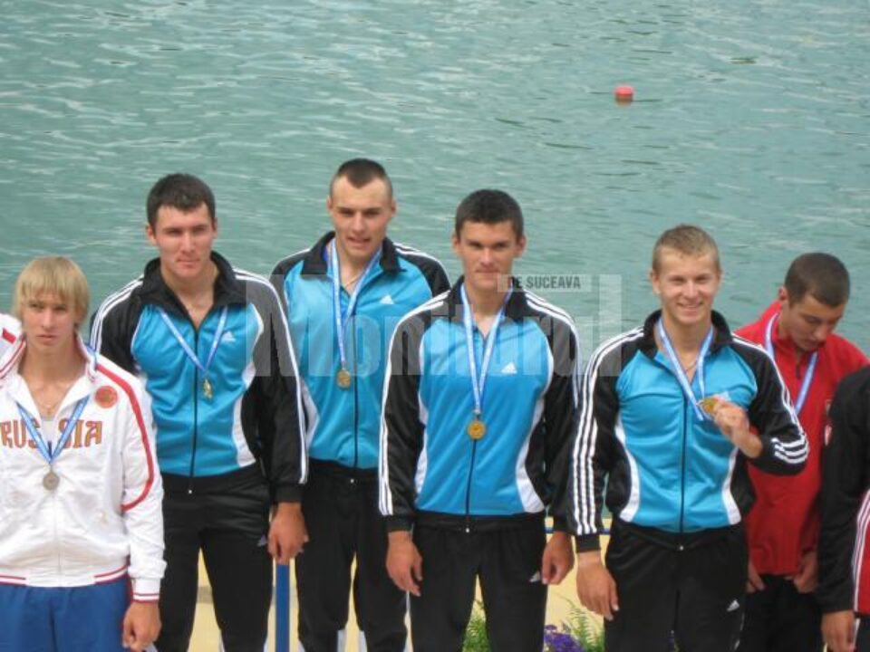 Mihail și Gavril Niculiță (în stânga), alături de colegii din barca de canoe patru, au devenit campioni europeni anul trecut