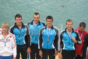Mihail și Gavril Niculiță (în stânga), alături de colegii din barca de canoe patru, au devenit campioni europeni anul trecut