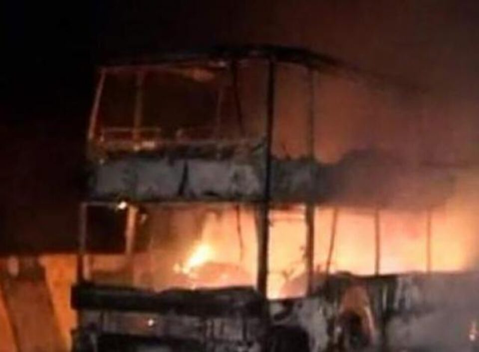 Un autocar al unei firme sucevene, plin cu pasageri, a luat foc în Pasul Tihuța