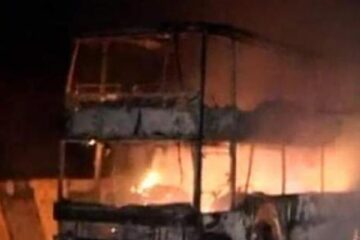 Un autocar al unei firme sucevene, plin cu pasageri, a luat foc în Pasul Tihuța