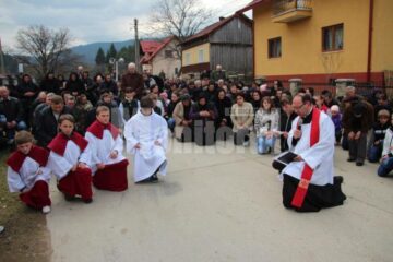 Calea Crucii, refăcută la Solonețu Nou de zeci de credincioși