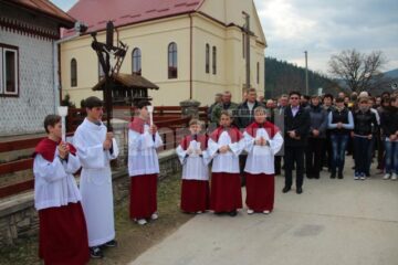 Calea Crucii, refăcută la Solonețu Nou de zeci de credincioși