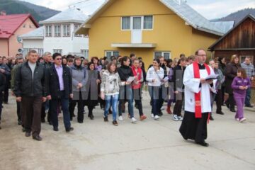 Calea Crucii, refăcută la Solonețu Nou de zeci de credincioși