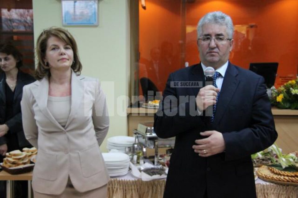 Directorul regional al Băncii Transilvania, Areta Ivașcu, și primarul Sucevei Ion Lungu, la inaugurarea noului sediu