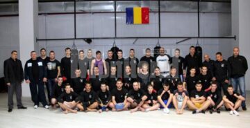 O parte din sportivii clubului Devencea alături de antrenorul Nicolae Moroșan, dar și cei care îl ajută la antrenamente