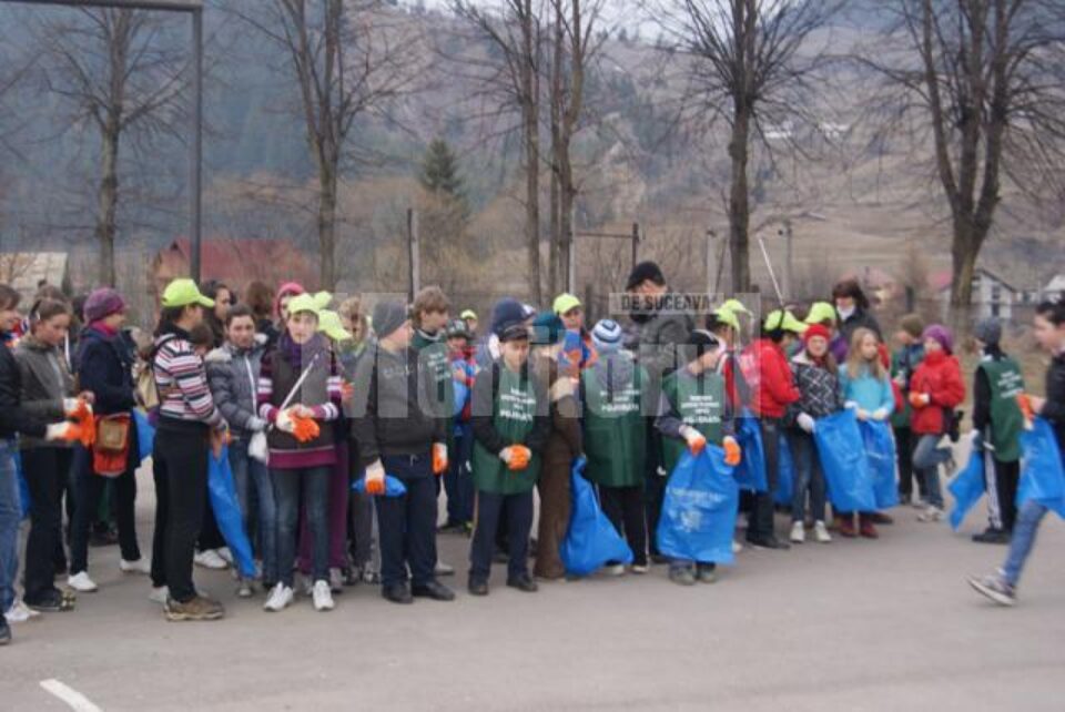 200 de elevi și 40 de silvicultori în acțiune de colectare a deșeurilor la Pojorâta 200 de elevi și 40 de silvicultori în acțiune de colectare a deșeurilor la Pojorâta
