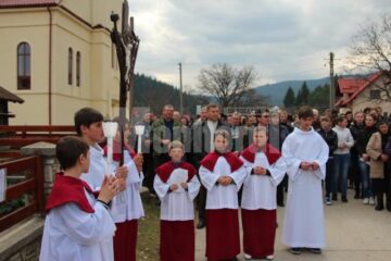 Calea Crucii, refăcută la Solonețu Nou de zeci de credincioși