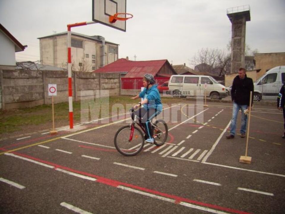 Poliția a făcut educația rutieră cu elevii pe bicicletă