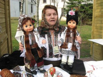 Virginia Sahlean cu păpușile sale îmbrăcate în straie populare