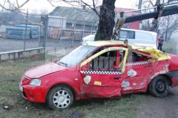 Autoturismul taxi a fost avariat serios