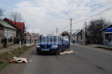 Mașina implicată în accidentul în urma căruia o femeie a fost omorâtă, iar fiul ei de 8 ani a fost rănit grav