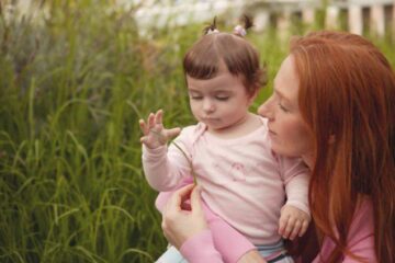 Noua Lege a adopțiilor intră în vigoare sâmbătă, românii din străinătate vor putea înfia copii