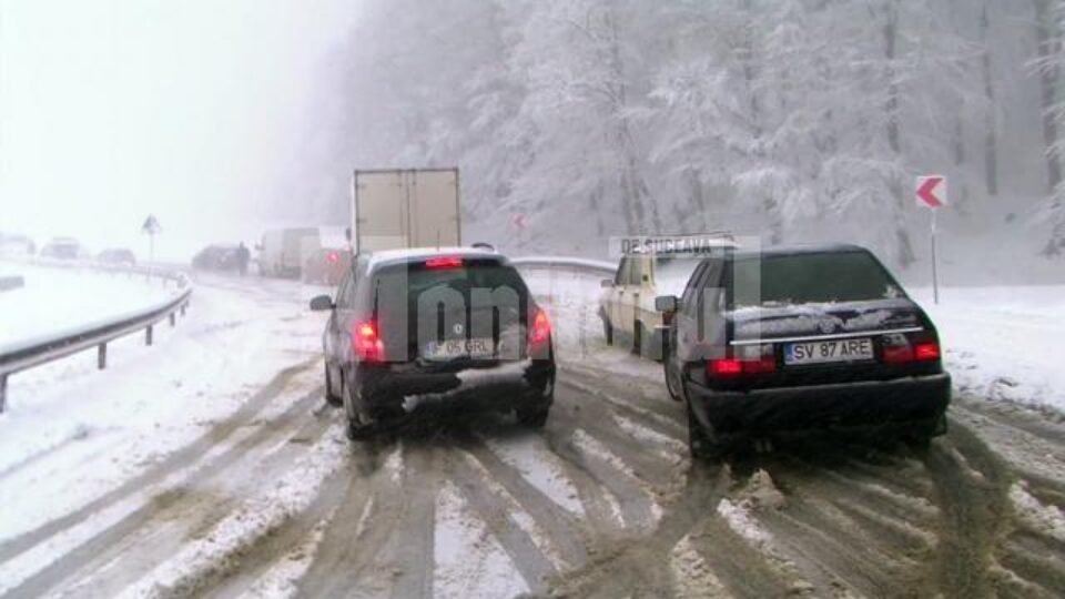 Ninsoarea mieilor a blocat drumurile din județ