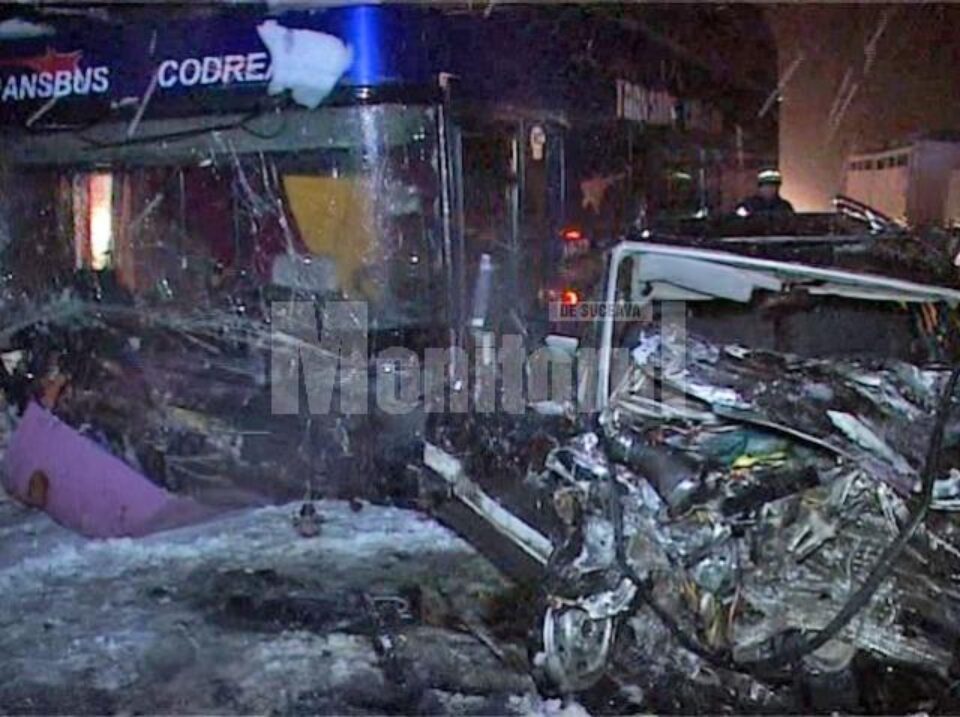 Autobuz plin cu călători, lovit de o mașină mică