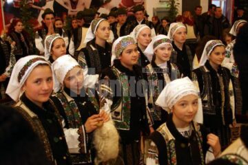 Peste o sută de participanți la Festivalul Internațional de Folclor “Peștișorul de Aur”