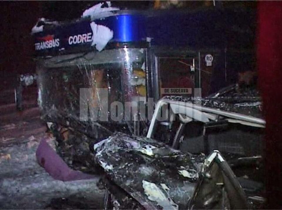 Autobuz plin cu călători, lovit de o mașină mică