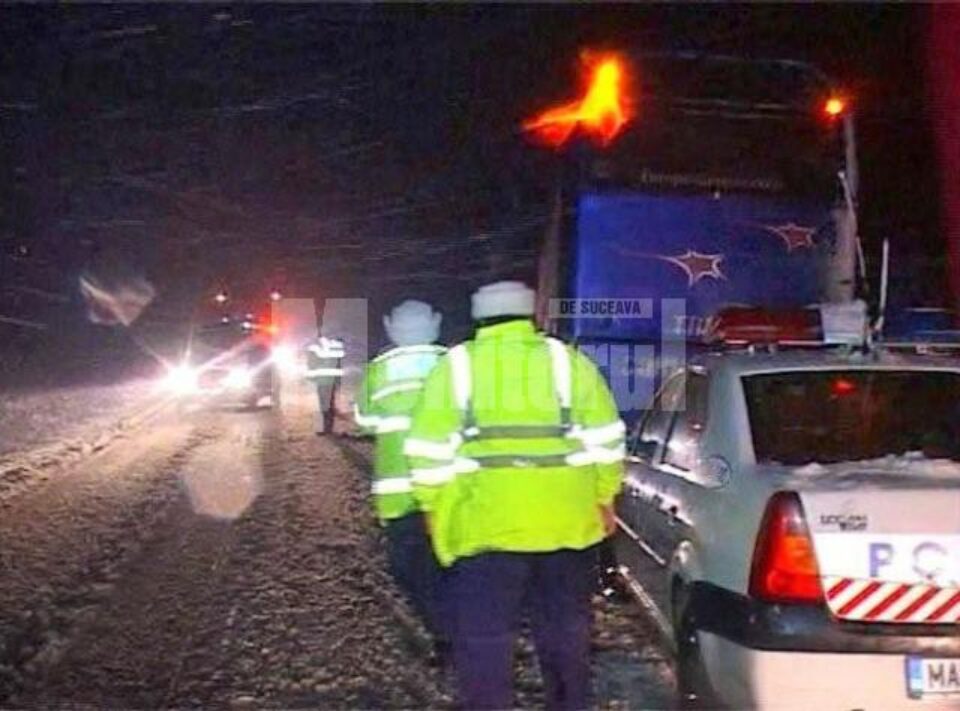 Autobuz plin cu călători, lovit de o mașină mică