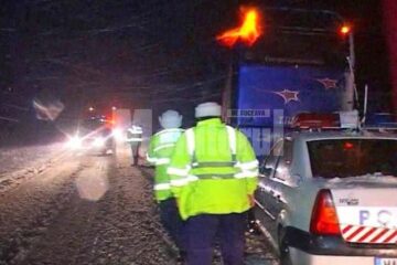 Autobuz plin cu călători, lovit de o mașină mică