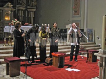 Grigore Lese prezentandu-si partenerii de concert