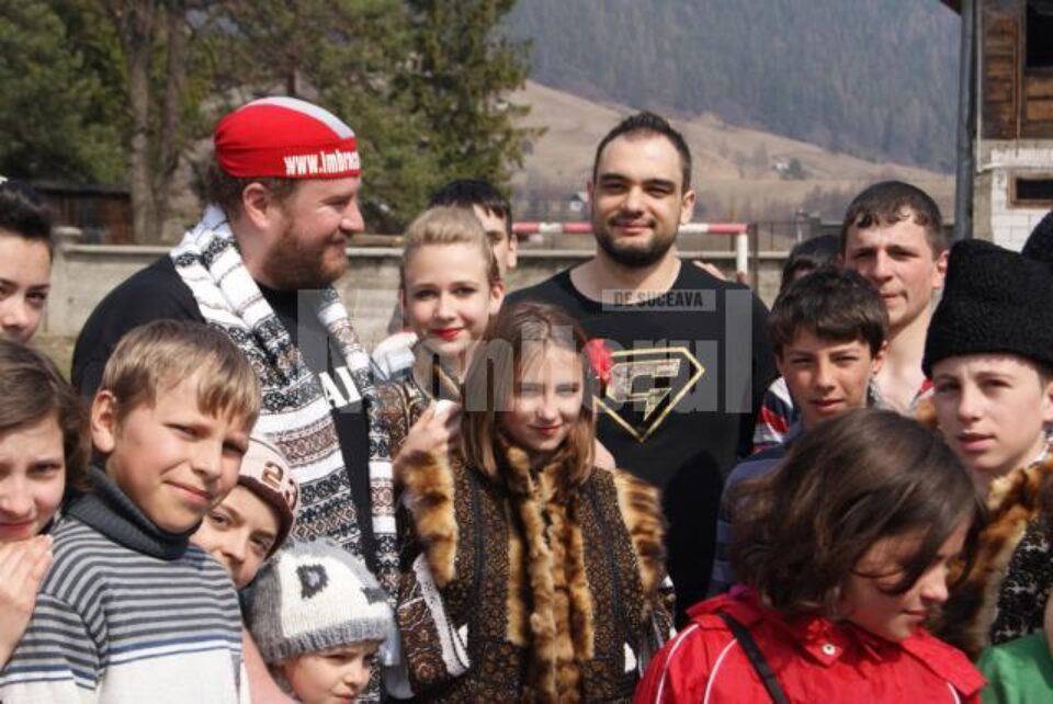 Valahu și Oncescu, alături de copiii școlii din Pojorâta