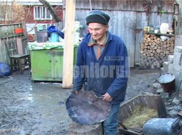 Patru persoane au suferit arsuri pe mâini și față după ce cazanul în care făceau țuică a explodat