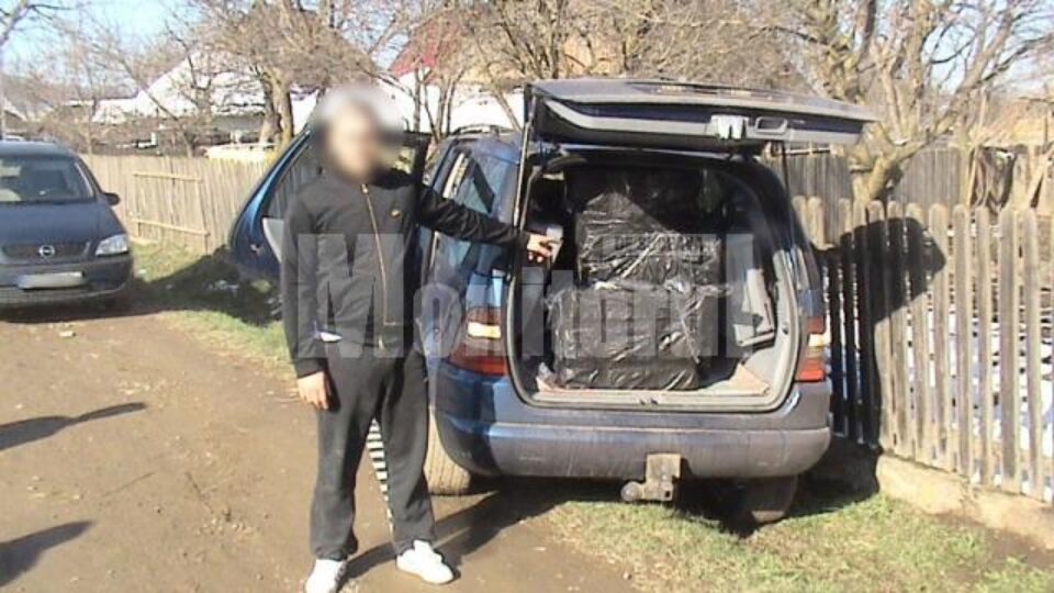 În mașină se aflau 12 colete care conțineau 6.000 de pachete cu țigări