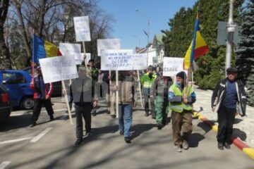 Angajați ai SC Servicii Comunale au protestat ieri în fața Primăriei Rădăuți